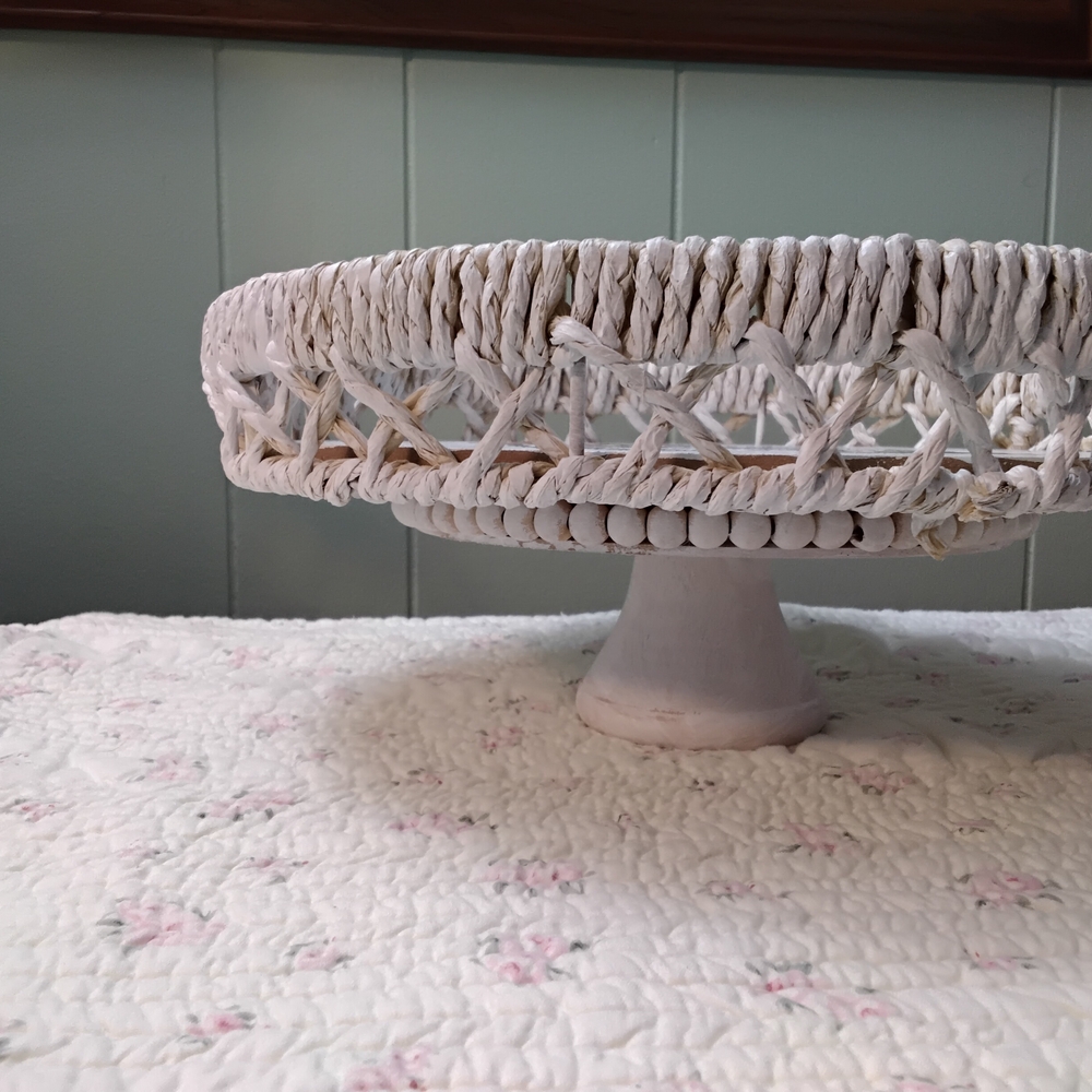 Vintage-Inspired White Woven Tray with Floral Design - Picture 3 of 4